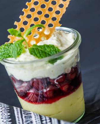 Quarkmousse mit Thymian-Creme & Sauerkirschen 