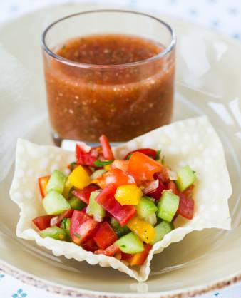 Gazpacho an mediterranem Gemüsesalat