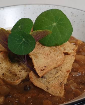 Linsensuppe mit Tofu-Chips