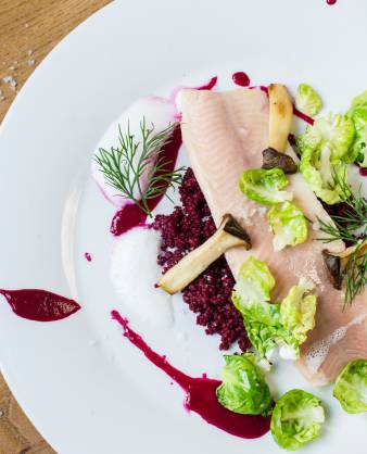 Confierter Saibling auf Rote Bete-Couscous