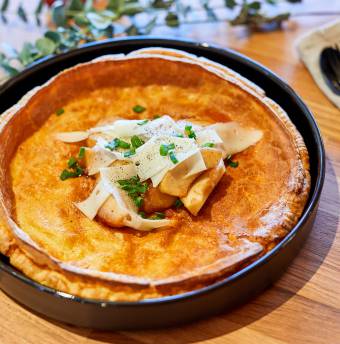 Dutch Baby mit Zwetschgenröster und Ziegenfrischkäse