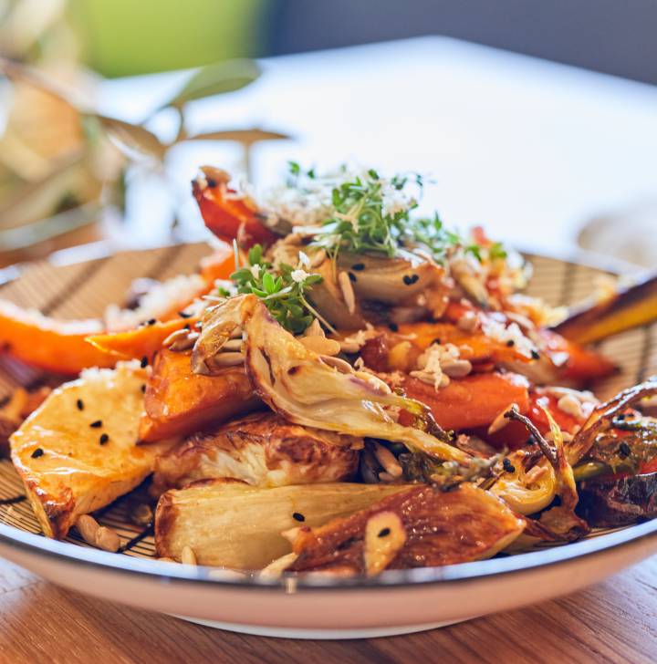 Salat aus geröstetem Wurzelwerk mit Saaten