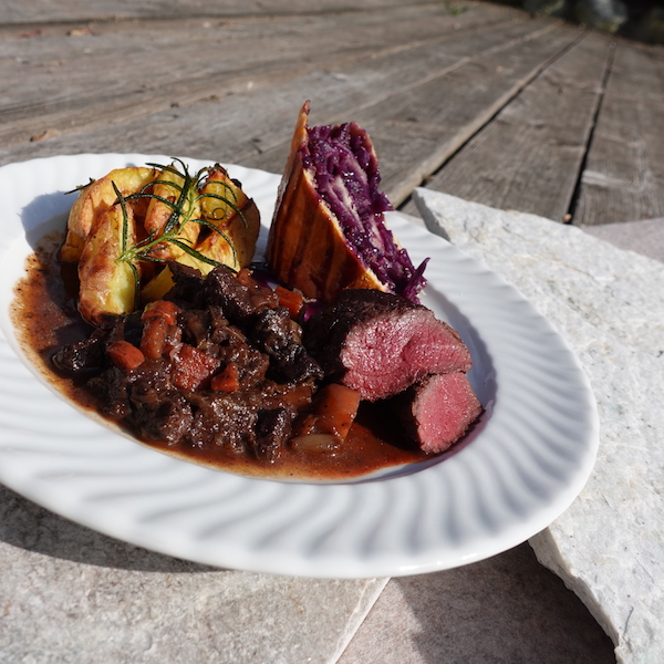 Rehragout mit Rotkrautstrudel und Rosmarienkartoffeln 