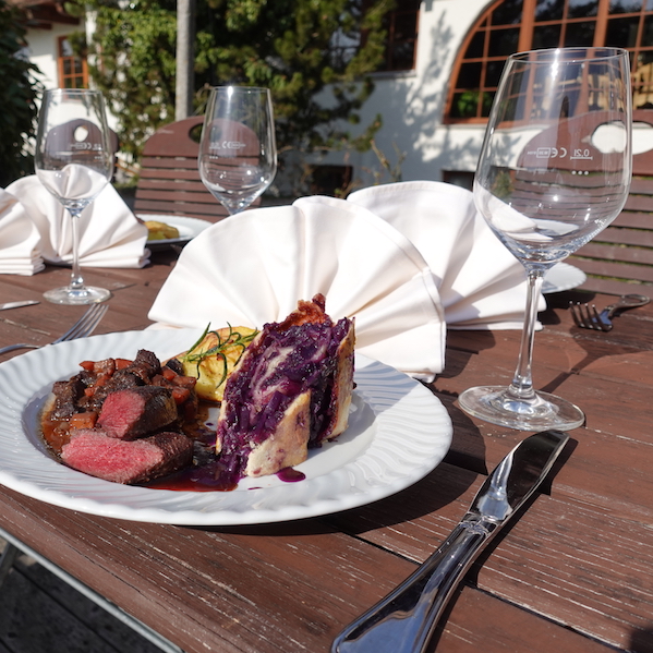 Rehragout mit Rotkrautstrudel und Rosmarienkartoffeln 