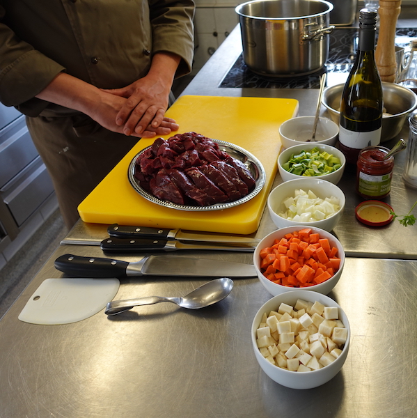 Rehragout mit Rotkrautstrudel und Rosmarienkartoffeln 