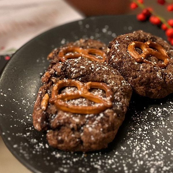 Weiche Schokokekse mit Salzbrezeln