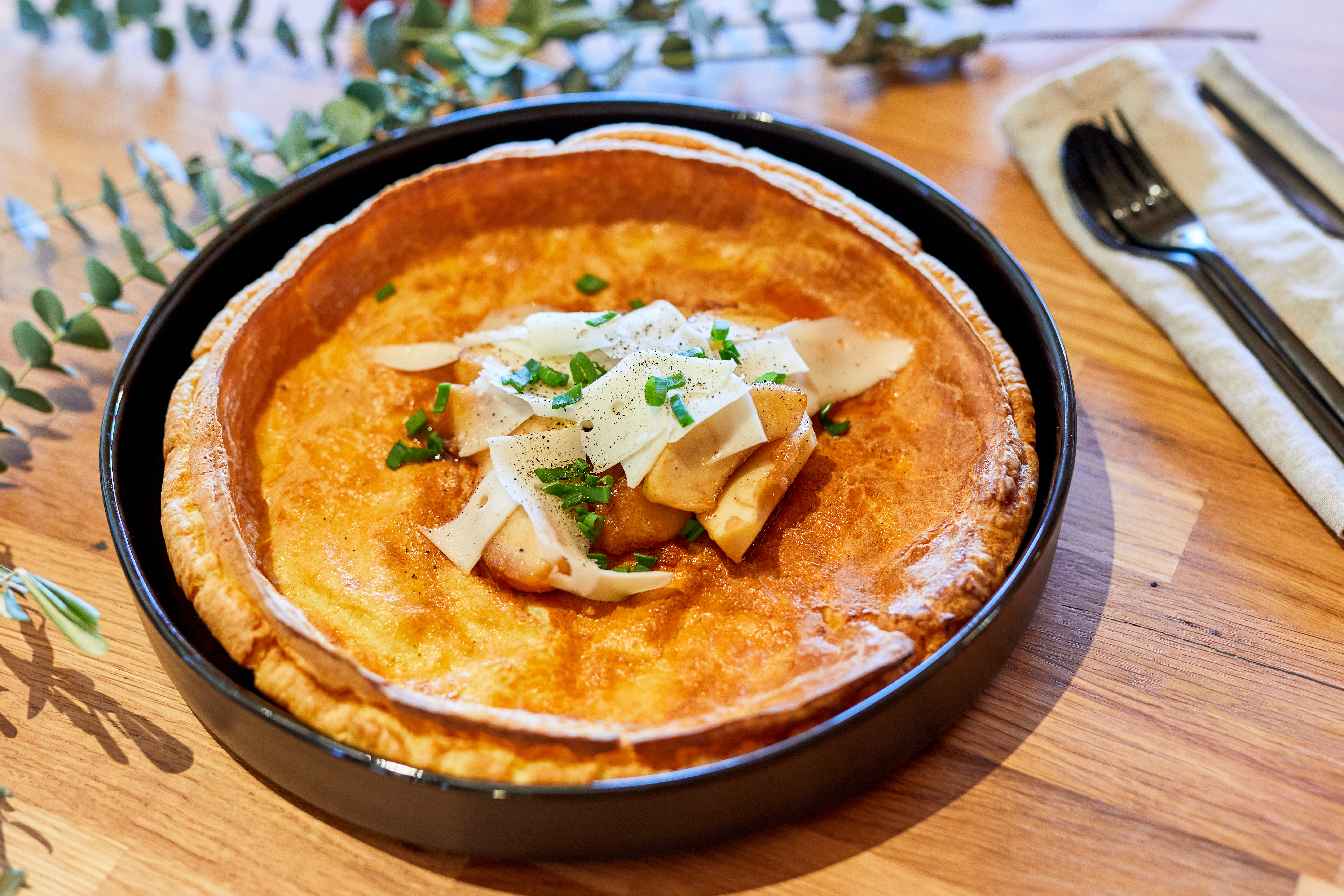 Dutch Baby mit Zwetschgenröster und Ziegenfrischkäse